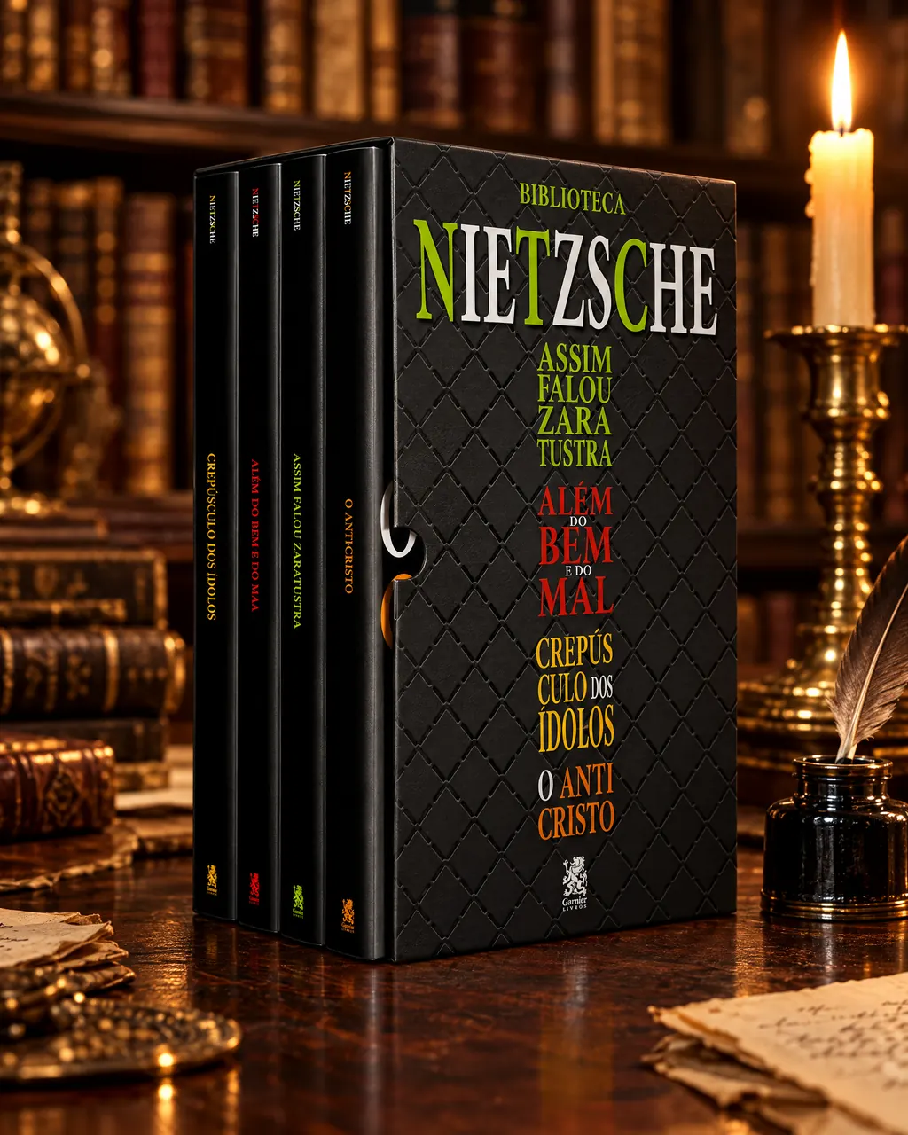 Box Biblioteca Nietzsche sobre escrivaninha antiga em biblioteca iluminada por velas